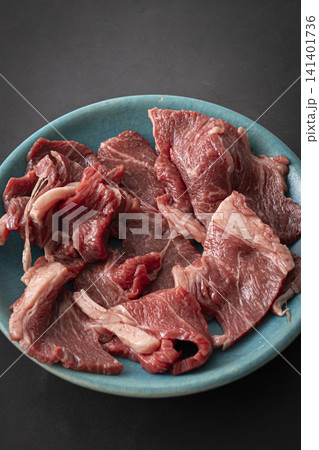 お皿の上の牛肉 肩ロース お皿の上の牛肉 肩ロース 141401736