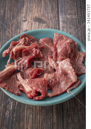 お皿の上の牛肉 肩ロース お皿の上の牛肉 肩ロース 141401737