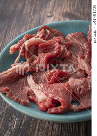 お皿の上の牛肉　肩ロース 141401739