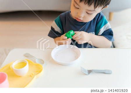おままごとをする男の子 おままごとをする男の子 141401920