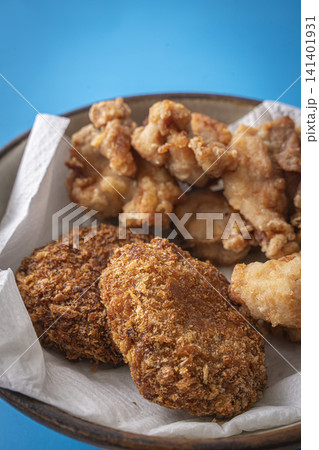 お皿の上の揚げ物 若鶏の唐揚げとコロッケ お皿の上の揚げ物 若鶏の唐揚げとコロッケ 141401931
