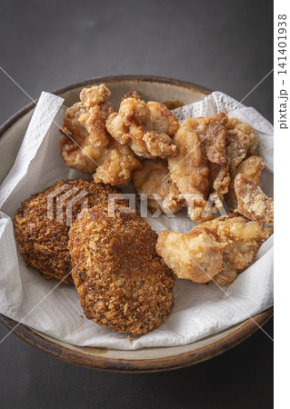 お皿の上の揚げ物 若鶏の唐揚げとコロッケ お皿の上の揚げ物 若鶏の唐揚げとコロッケ 141401938