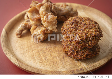 お皿の上の揚げ物 若鶏の唐揚げとコロッケ 141401961