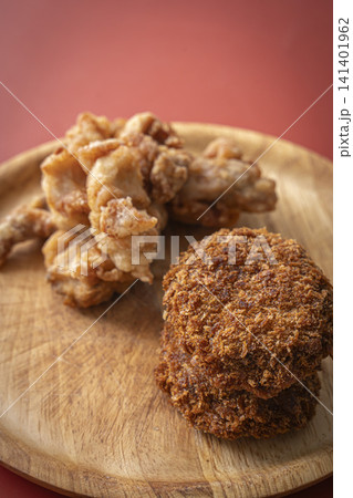 お皿の上の揚げ物 若鶏の唐揚げとコロッケ お皿の上の揚げ物 若鶏の唐揚げとコロッケ 141401962