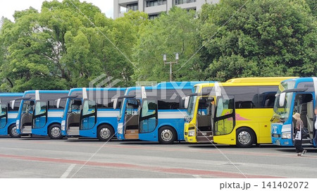 駐車場に停車する大型バス 141402072