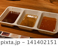 焼肉店のテーブルに用意された3種類のタレ 141402151