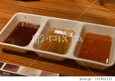 焼肉店のテーブルに用意された3種類のタレ 焼肉店のテーブルに用意された3種類のタレ 141402151