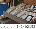 雑貨店のワゴンにずらりと並ぶアンティーク調のフォトフレームと額縁 141402152