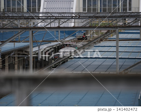 終着青森駅ホーム屋根と電車 141402472