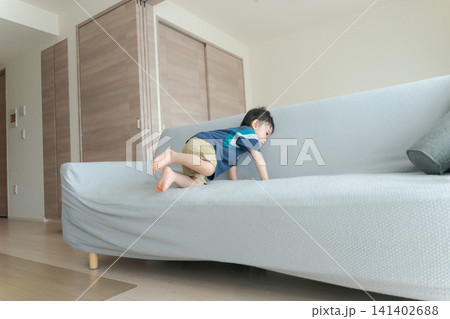 ソファに座る幼児 ソファに座る幼児 141402688