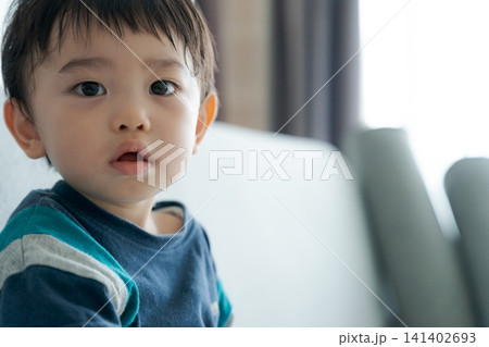 ソファに座る幼児 141402693