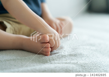 ソファに座る幼児の足 ソファに座る幼児の足 141402695