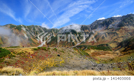 立山黒部アルペンルート 紅葉する室堂平を歩く 富山県 立山黒部アルペンルート 紅葉する室堂平を歩く 富山県 141403008