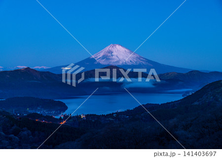 【神奈川県】厳冬の箱根から望む富士山 夜明け 【神奈川県】厳冬の箱根から望む富士山 夜明け 141403697