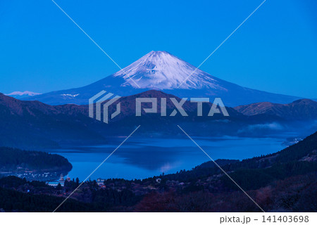 【神奈川県】厳冬の箱根から望む富士山　夜明け 141403698