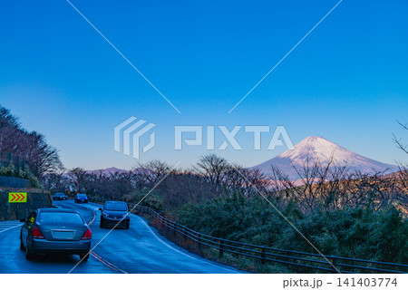 （静岡県）箱根西麓の降雪した峠道から望む富士山 141403774