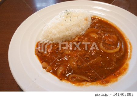小判型のごはん付きのハヤシライス3 141403895