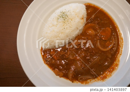 小判型のごはん付きのハヤシライス1 小判型のごはん付きのハヤシライス1 141403897