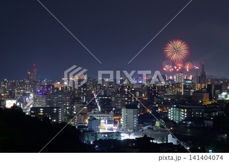 大分市の夜景と花火(大分県大分市) 大分市の夜景と花火(大分県大分市) 141404074