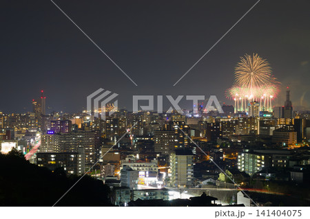 大分市の夜景と花火（大分県大分市） 141404075