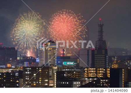 大分市の夜景と花火（大分県大分市） 141404090