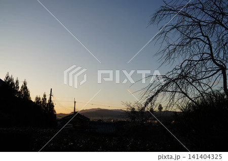 京都洛北の市街から見た夕暮れの空 京都洛北の市街から見た夕暮れの空 141404325
