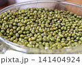 green peas in a glass jar 141404924