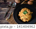 scrambled eggs with herbs 141404962