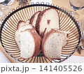 バスケットに盛り付けられたスライスパン 141405526