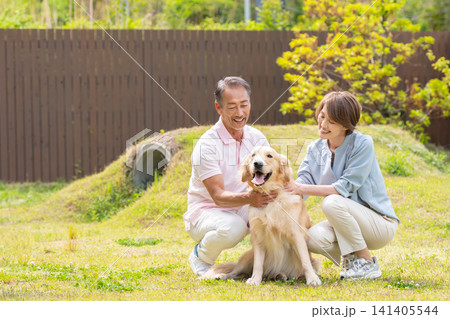愛犬と庭で過ごす元気なシニア夫婦 愛犬と庭で過ごす元気なシニア夫婦 141405544