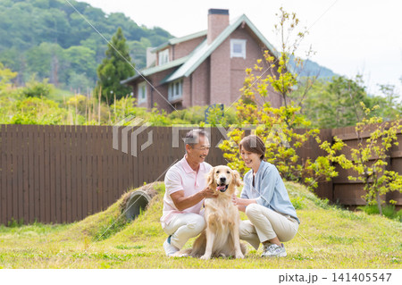 愛犬と庭で過ごす元気なシニア夫婦 愛犬と庭で過ごす元気なシニア夫婦 141405547