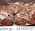 鰹節が踊る美味しそうな熱々たこ焼き 141405557