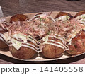 鰹節が踊る美味しそうな熱々たこ焼き 141405558
