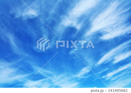 秋の青空と雲 141405662