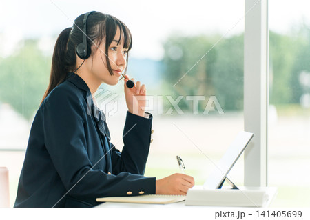 インカム,ヘッドセットをつけて授業を受ける小学生・中学生・高校生（ICT教育,eラーニング） 141405699