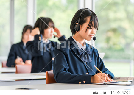 インカム,ヘッドセットをつけて授業を受ける小学生・中学生・高校生（ICT教育,eラーニング） 141405700