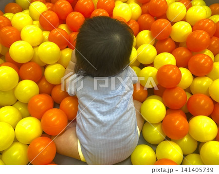 ボールプールで遊ぶ幼児の後ろ姿 ボールプールで遊ぶ幼児の後ろ姿 141405739