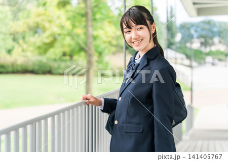 学校の校舎にいる笑顔の小学生,中学生,高校生の女の子 学校の校舎にいる笑顔の小学生,中学生,高校生の女の子 141405767