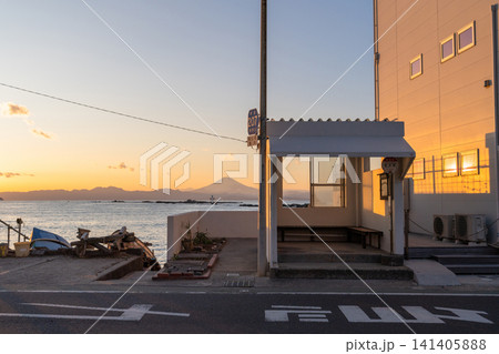 葉山町の真名瀬バス停と富士山を望む夕暮れの海岸風景 141405888