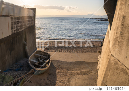 葉山町の真名瀬海岸へ続く小道と夕暮れの海の風景 141405924