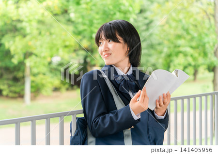 参考書,教科書,問題集を読みながら通学する受験生の女子高生,中学生,高校生 参考書,教科書,問題集を読みながら通学する受験生の女子高生,中学生,高校生 141405956