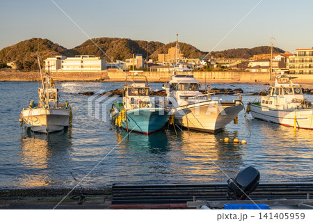 葉山町の真名瀬漁港に係留された漁船と夕暮れの港風景 葉山町の真名瀬漁港に係留された漁船と夕暮れの港風景 141405959