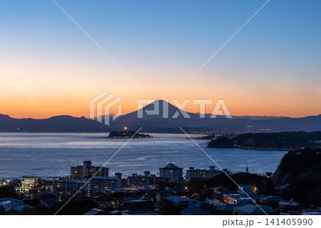 富士山と江ノ島の夕景・湘南海岸の風景 富士山と江ノ島の夕景・湘南海岸の風景 141405990