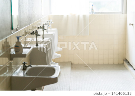 学校の男子トイレ,公衆トイレの男子トイレ 学校の男子トイレ,公衆トイレの男子トイレ 141406133