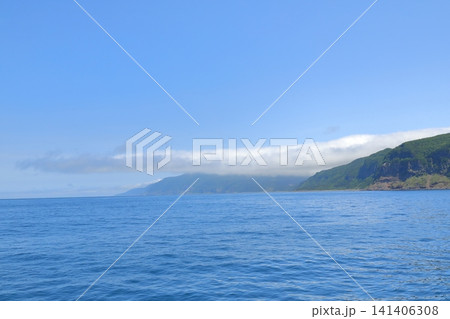 知床のルシャ湾の空をフタをするような雲の景色 141406308