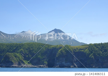 羅臼岳の周りにぽかりと白い雲が浮かぶ知床の長閑な風景 141406311