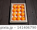 木箱に入った高級な房州びわ 141406790