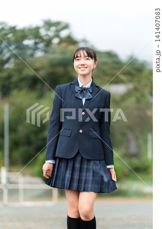 学校の校庭に立つ制服姿の中学生・高校生・小学生 学校の校庭に立つ制服姿の中学生・高校生・小学生 141407083