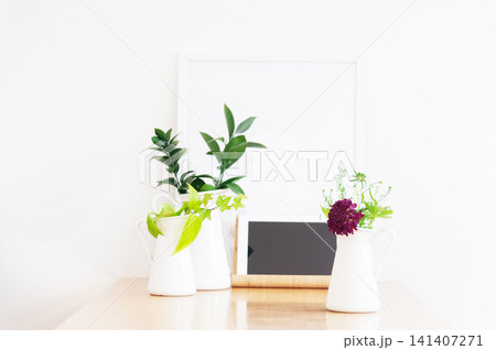 白い壁と木のテーブルに飾られたグリーンと紫の花 タブレット端末 白い壁と木のテーブルに飾られたグリーンと紫の花 タブレット端末 141407271