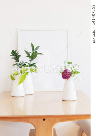シンプルな観葉植物のある部屋 明るいダイニングテーブル シンプルな観葉植物のある部屋 明るいダイニングテーブル 141407355